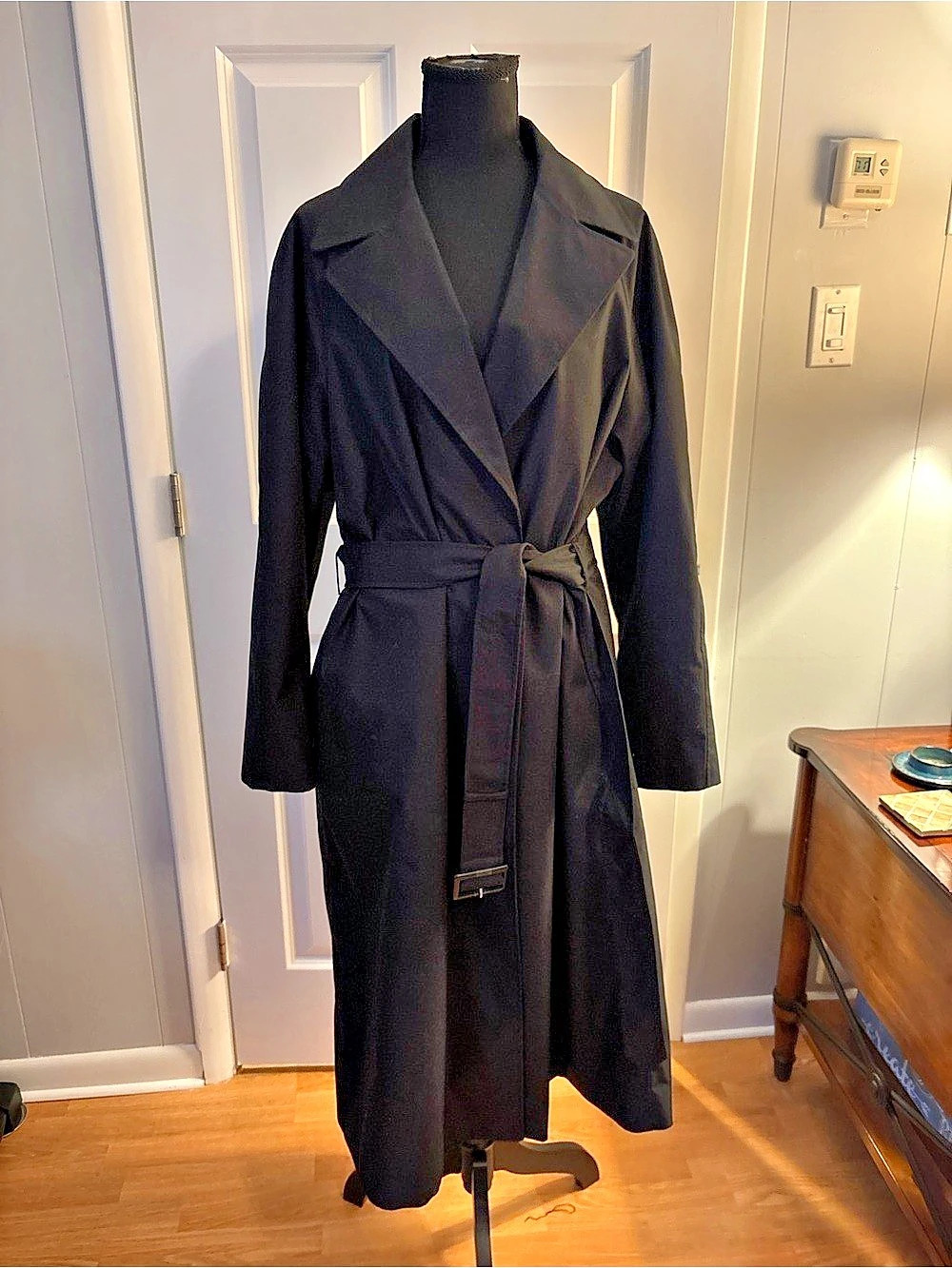UNIQLO Women’s Single-Breasted Long Trench Coat / Raincoat - Black, Size XL